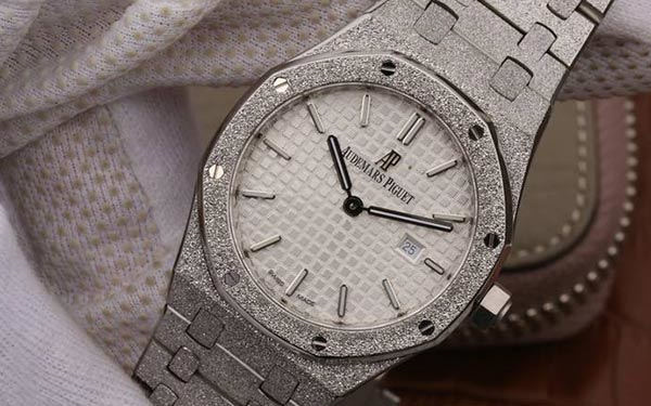 愛彼表蒙有劃痕應該咋辦(圖) 愛彼表蒙有劃痕應該咋辦(圖)